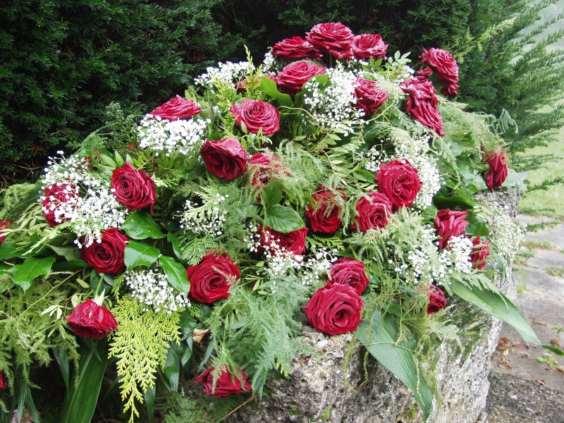 funeraire-AIGUINES-min_roses-61203